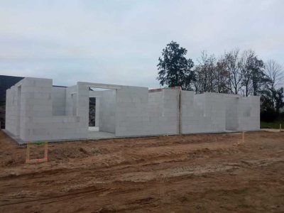 Der Bau hat begonnen,
sichern Sie sich Ihr Haus!
Zwei moderne Haushälften auf sonnigem Grundstück