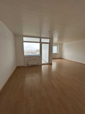 Vollständig renovierte 3-Raum-Wohnung mit Balkon in Friedrichsdorf