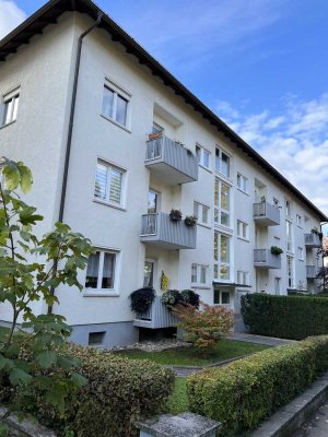 Schöne Etagenwohnung mit  Einbauküche, Balkon und Tiefgarage