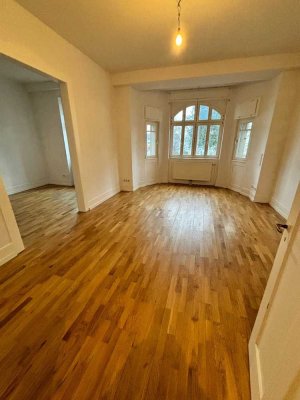 Exklusives Immobilienangebot: Charmante 4-Zimmer-Altbauwohnung mit Echtholzparkett