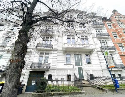 ALTBAUWOHNUNG mit EINBAUKÜCHE und Balkon in ZENTRALER LAGE (Rand Rheingauviertel)