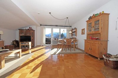 Schöne Dachgeschosswohnung mit Balkon und Blick auf die Kampenwand