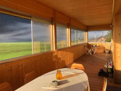 Schmuckstück im Grünen. Wunderschöne 4-Zimmerwohnung mit unverbautem Weitblick in die Natur und Berge!