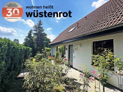 FÜR ZWEI FAMILIEN: HAUS  MIT DOPPELHAUSCHARAKTER UND EINBAUKÜCHEN + GARAGE + DOPPELCARPORT