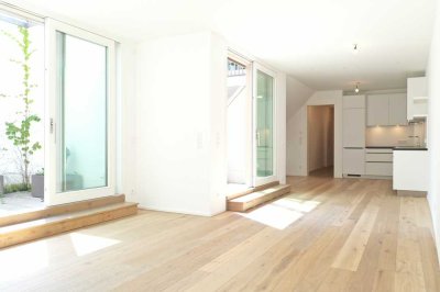Neuwertige 3-Zimmer-Terrassenwohnung mit Balkon und EBK in München