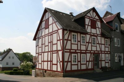 Sehr gepflegtes, hübsches Fachwerkhaus mit Garten, Sonnenterrasse, Garagen und Hof, 142 m² Wfl.