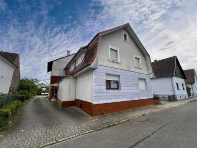 Großzügiges Mehrgenerationenhaus mit 3 Wohnungen, Doppelgarage und riesigem Garten in Bietigheim