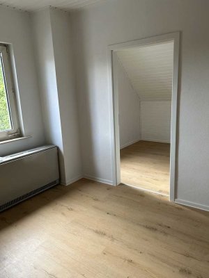 Wunderschöne neu sanierte Dachgeschosswohnung 1,5 ZKB  mit Küchen in bester Lage