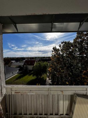 Schöne und modernisierte 3-Raum-Dachgeschosswohnung mit Balkon in Teutschenthal