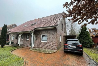 Neuwertige Doppelhaushälfte mit Carport direkt im Zentrum von Warsingsfehn!