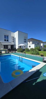 Modernes Traumhaus mit Pool und Garten