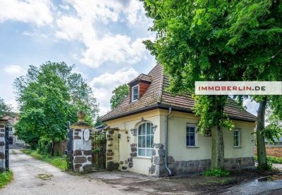 IMMOBERLIN.DE - Klassisches Torhaus mit Sonnengarten + Pool am Kartzower Schloss