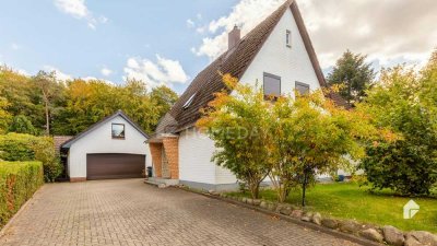 Großzügiges Einfamilienhaus mit gepflegtem Garten, Terrasse, Balkon, Garage und Stellplatz