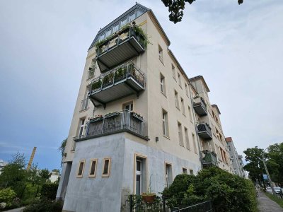 Sonnenverwöhnte Altbauwohnung im 2. OG mit Balkon und Einbauküche++Rennbahnstrasse