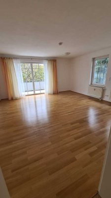 Stilvolle, vollst. renovierte 3-Raum-Wohnung mit geh. Innenausstattung mit Balkon und EBK