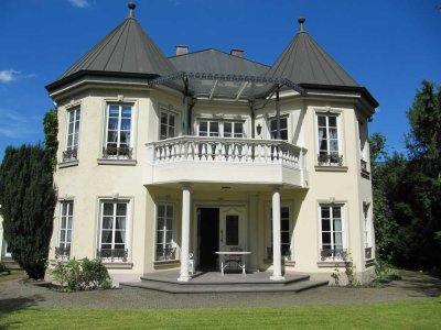 Kunstvolle Stadtvilla nahe dem Schlosspark am Rhein