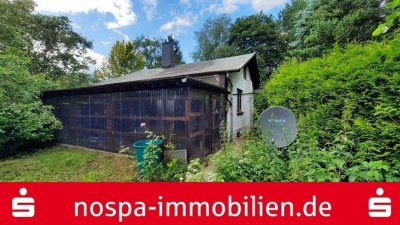 Vollunterkellertes, massiv errichtetes Wochenendhaus auf einem über 1.000 m² großem Grundstück!