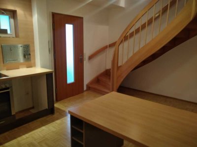 Schöne und gepflegte 2,5-Zimmer-Maisonette-Wohnung mit Balkon und Einbauküche in Bremen