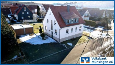 Teilsaniertes Einfamilienhaus mit großzügigem Garten, Doppelgarage und Erweiterungsmöglichkeit in