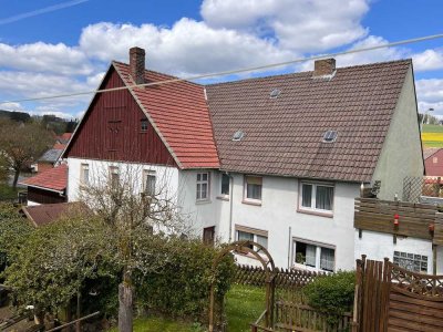 Vielseitiger Resthof in zentraler Ortslage mit idyllischem Hintergrund in Rhena