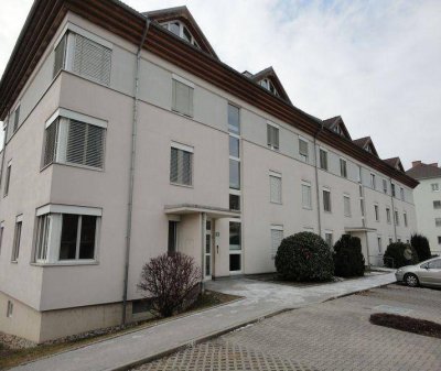 Helle Dachgeschoß-Wohnung mit Terrasse - Heizkosten u PKW-Abstellplatz inkl.