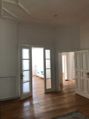 5,5 Zimmer Wohnung mit Altbaucharme in einer Stadtvilla