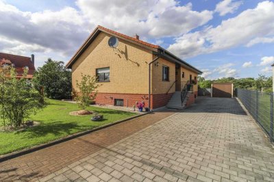 Gartenidylle: Schönes Zuhause mit Garage und Carport in ruhiger Feldrandlage