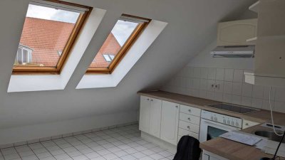 Gepflegte 3-Raum-DG-Wohnung mit Balkon und Einbauküche in Mahlow