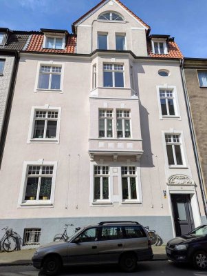 VON PRIVAT: Charmante, großzügige Altbauwohnung in ruhiger, zentraler Lage