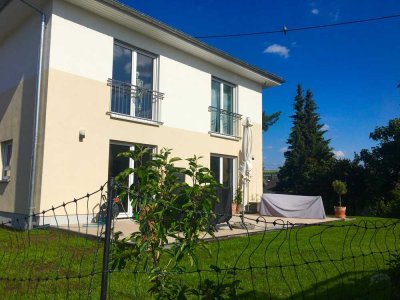 Neuwertige, moderne Stadtvilla mit eigenem Garten zu vermieten.