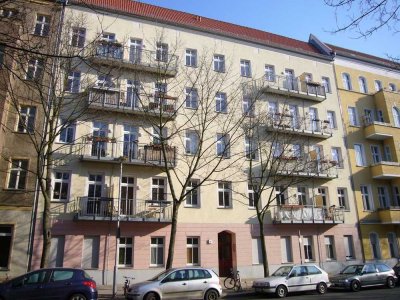 Ruhige und Charmante 2-Zi.-Altbauwohnung im 3. OG im Altbau-Seitenflügel  - Zum 01.04.25 Bezugsfrei!