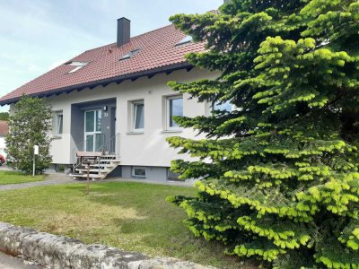 Schöne helle 5-Zimmer-Wohnung
Erdgeschoss mit großer Terrasse und Gartenanteil
Stellplatz und Garage