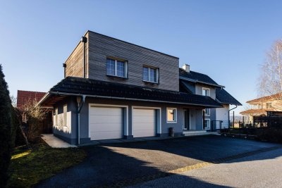 Familienidyll in erhöhter Position - Haus mit Pool, Aussicht &amp; Doppelgarage!