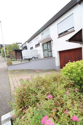 Wohnen im Bungalowstil: Geräumiges Reihenmittelhaus mit Garten am Bachnähe und Einliegerwohnung