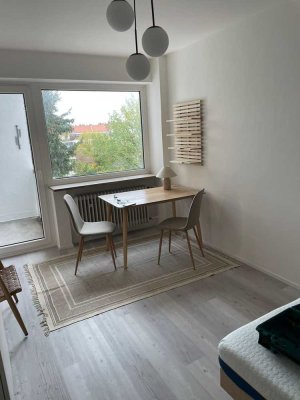 Frisch Renovierte 1-Zimmer-Wohnung mit Balkon und Einbauküche und Möbelierung in München Sendling