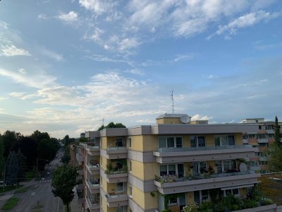 Dachgeschoss-Wohnung mit Eckbalkon und Parkplatz