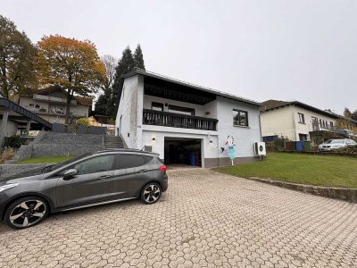 Modernes Einfamilienhaus mit großer Terrasse, mehreren Stellplätzen und Garage