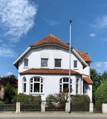 Geschmackvoll renovierte Wohnung mit Balkon in Jugendstil-Villa