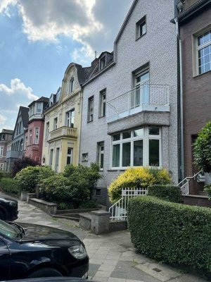 Großzügige Altbauwohnung in gepflegtem 3-Parteienhaus * mit Ansatzbalkon zum Garten *