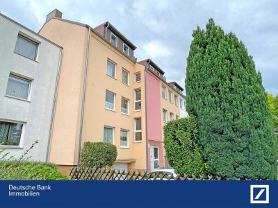 Attraktive, moderne Dachgeschosswohnung mit 4 Zimmern, teilüberdachter Terrasse und 2 Garagen