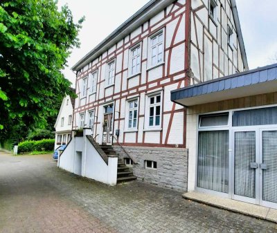 Mehrfamilienhaus mit Gewerbeanbau