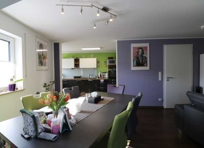 Neuwertige 4-Zimmer-Wohnung mit 2 Balkonen und Weitblick sowie TG-STP und moderner Einbauküche!