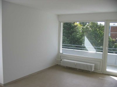 Vollständig renovierte Wohnung mit drei Zimmern sowie Balkon in Bonn