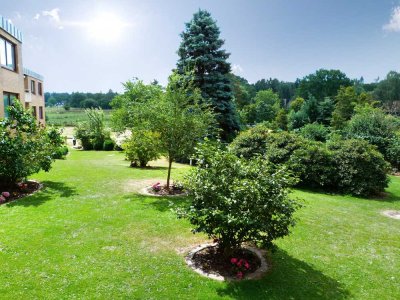 Sonnige, frisch renovierte 1-Zimmer Wohnung mit Balkon und Weitblick ins Grüne