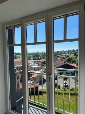 Lichtdurchflutete 4 Zimmer-Wohnung mit Gebirgsblick über den Dächern von Hohenschäftlern