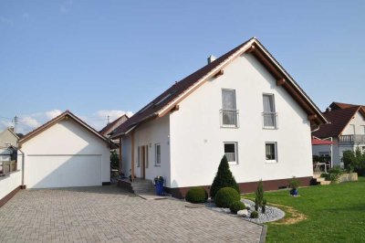 Geräumiges, lichtdurchflutetes, freistehendes Einfamilienhaus (derzeit vermietet)