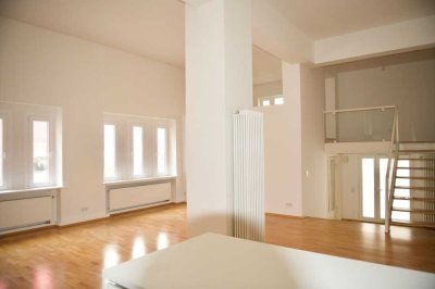 Cool Chic. EG Loft-Altbau mit eigenem Eingang und Designküche. Künstler/Musiker Welcome. Stellplatz