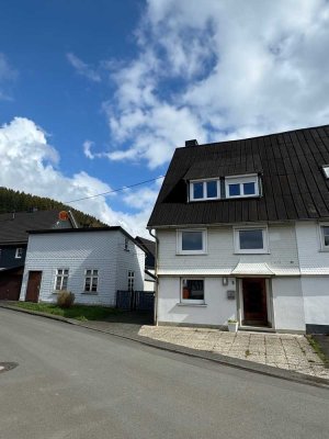 STEINAU IMMOBILIEN *** Doppelhaushälfte mit Nebengebäude in Hilchenbach-Helberhausen