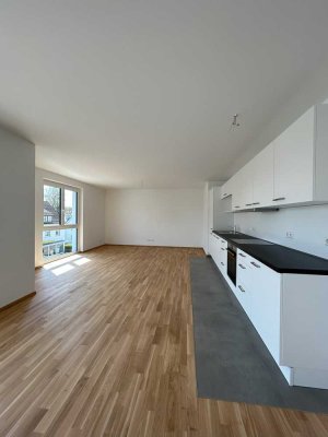 Neuw. 3-Zi.- Whg., Balkon, EBK, Gäste-WC, Abstellk., Keller, 2x Stellplatz