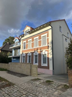 ! Neubau - DG Wohnung mit großem Balkon !